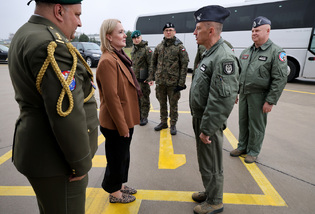 Ministryně Černochová po jednání v hlavním městě navštívila leteckou základnu Łask, kde bude část polských F-35 dislokována