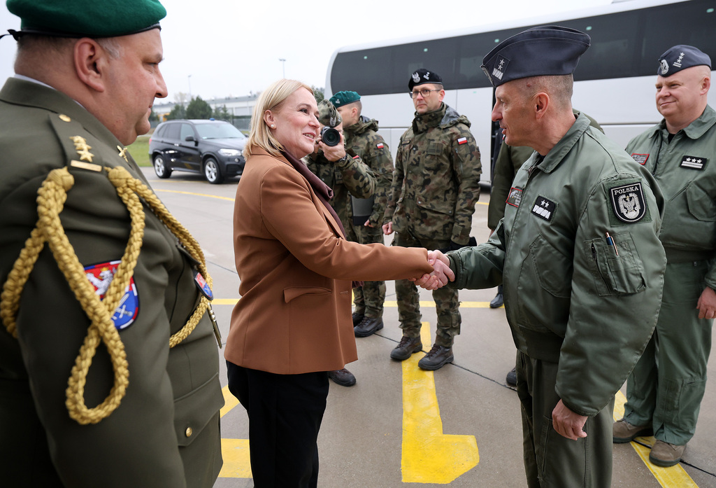Ministryně Černochová po jednání v hlavním městě navštívila leteckou základnu Łask, kde bude část polských F-35 dislokována