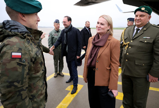 Ministryně Černochová po jednání v hlavním městě navštívila leteckou základnu Łask, kde bude část polských F-35 dislokována