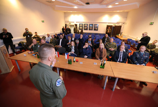 Ministryně Černochová po jednání v hlavním městě navštívila leteckou základnu Łask, kde bude část polských F-35 dislokována