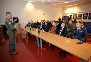 Ministryně Černochová po jednání v hlavním městě navštívila leteckou základnu Łask, kde bude část polských F-35 dislokována