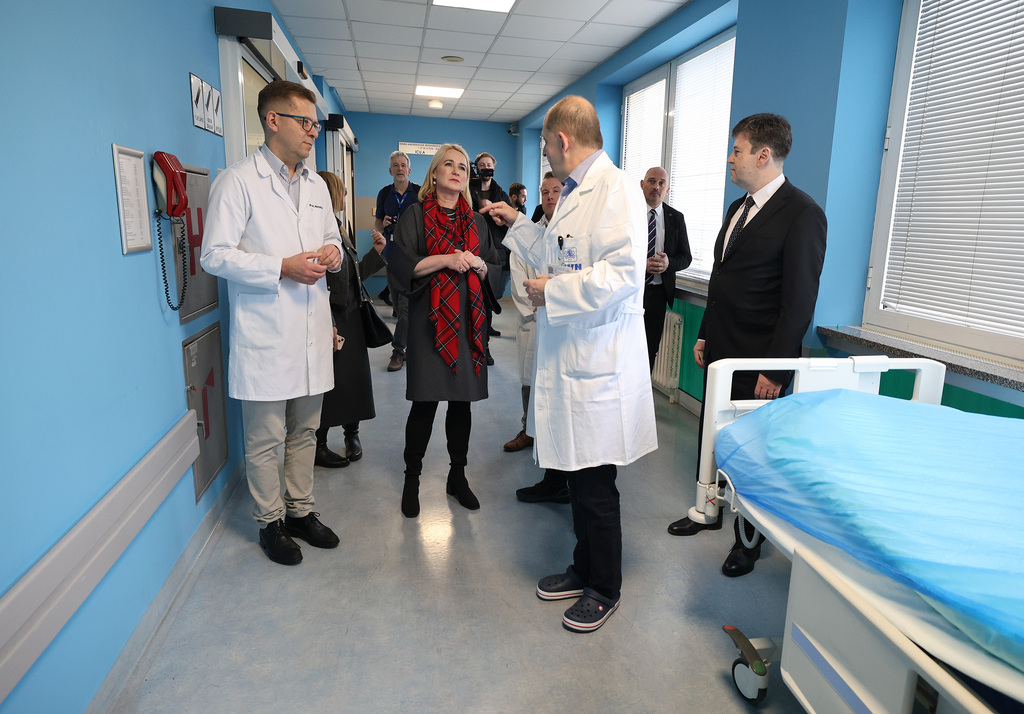Ministryně obrany navštívila významná pracoviště Ústřední vojenské nemocnice Praha