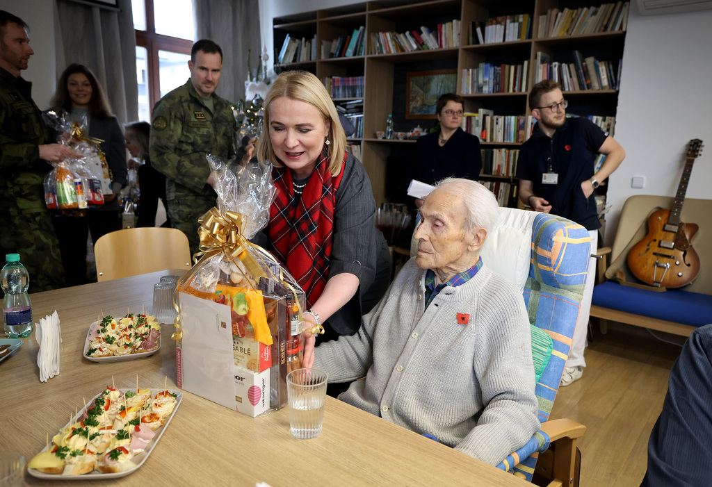Spolu s náčelníkem Generálního štábu AČR také zavítali za válečnými veterány do Domova Vlčí mák při ÚVN.