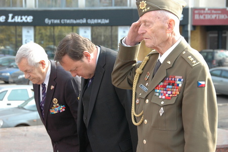 Památce hrdinů z 2. světové války se v Permi poklonili také zástupci Čs. obce legionářské i čeští váleční veteráni