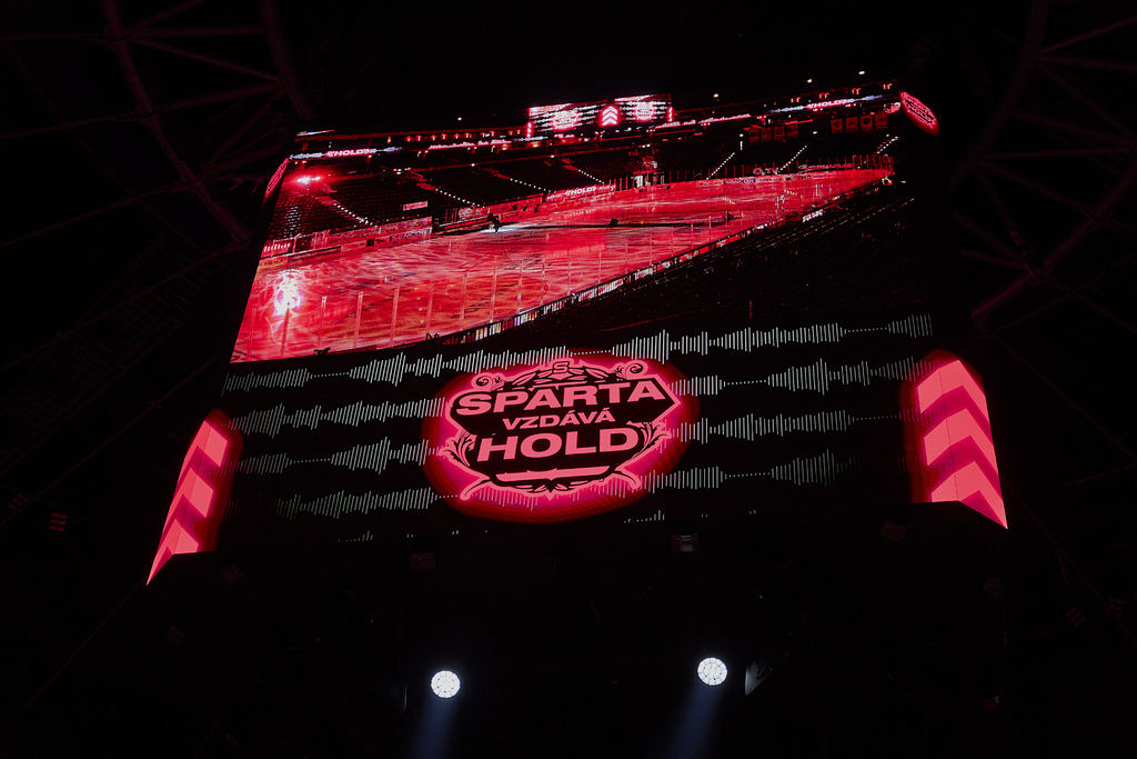 Kostka nad ledem často připomínala akci Sparta vzdává hold.