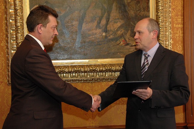 Josef Postránecký gratuluje Petru Vančurovi ke složení služebního slibu