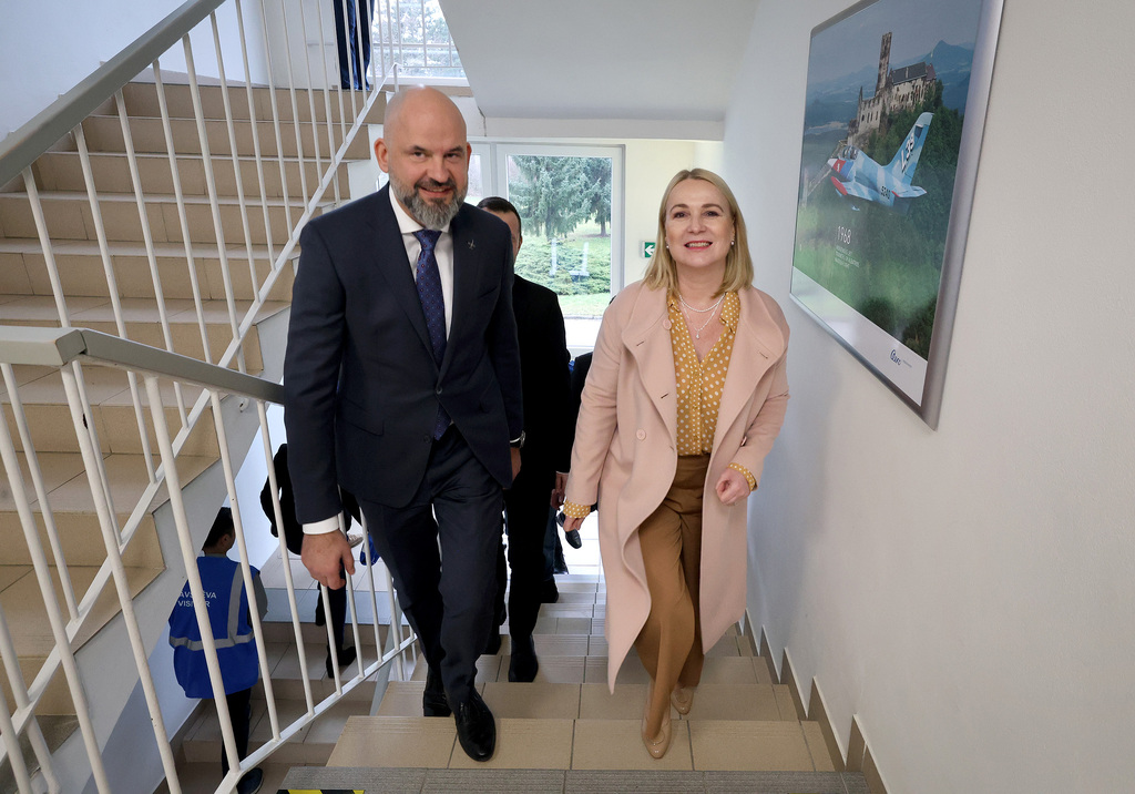 Ministryně obrany Jana Černochová navštívila společnost AERO Vodochody AEROSPACE