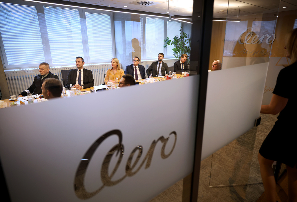 Ministryně obrany Jana Černochová navštívila společnost AERO Vodochody AEROSPACE