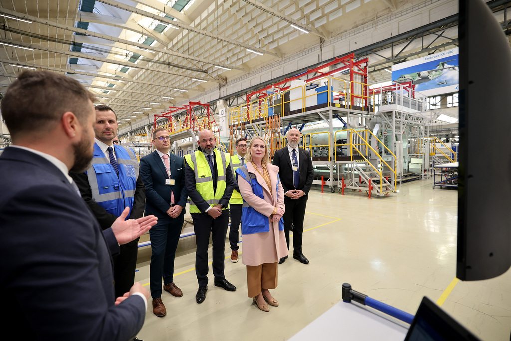 Ministryně obrany Jana Černochová navštívila společnost AERO Vodochody AEROSPACE