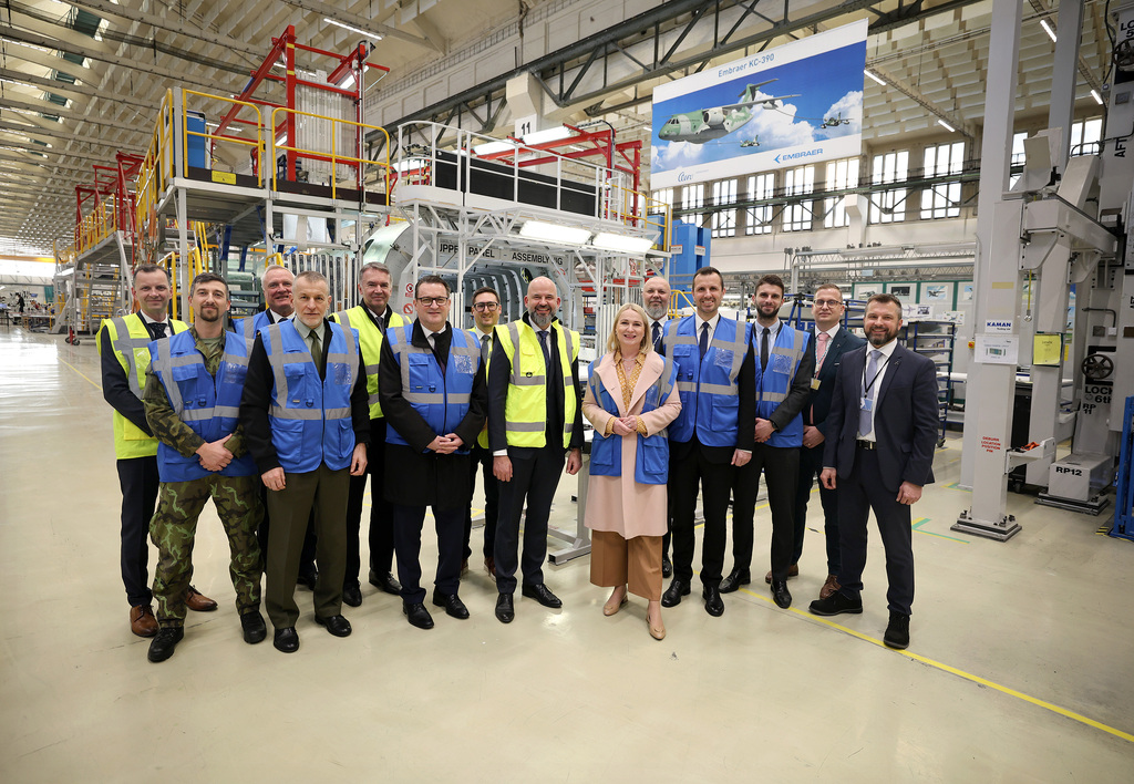 Ministryně obrany Jana Černochová navštívila společnost AERO Vodochody AEROSPACE
