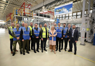 Ministryně obrany Jana Černochová navštívila společnost AERO Vodochody AEROSPACE