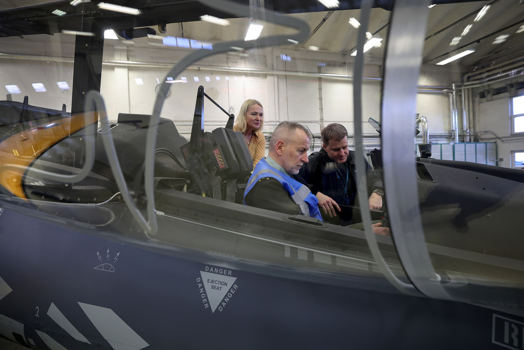 Ministryně obrany Jana Černochová navštívila společnost AERO Vodochody AEROSPACE