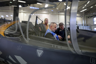 Ministryně obrany Jana Černochová navštívila společnost AERO Vodochody AEROSPACE