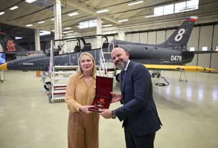 Ministryně obrany Jana Černochová navštívila společnost AERO Vodochody AEROSPACE