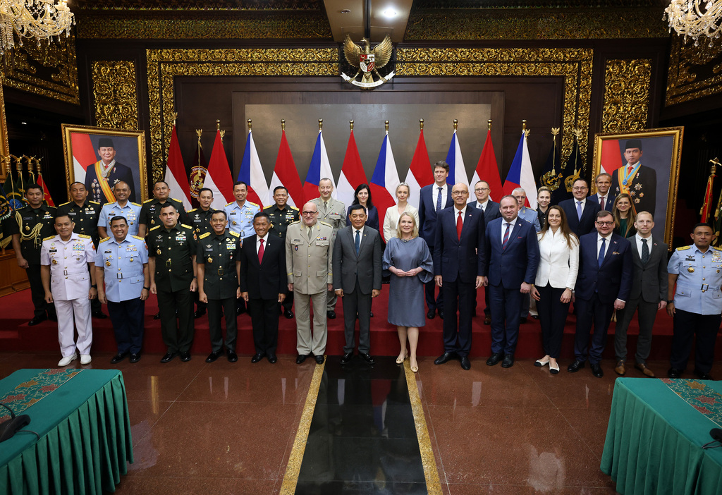 Pracovní cestu po jihovýchodní Asii zahájila ministryně Černochová v Jakartě, kde se uskutečnilo oficiální přijetí u ministra obrany Sjafrie Sjamsoeddina. 