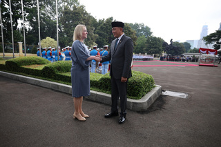 Pracovní cestu po jihovýchodní Asii zahájila ministryně Černochová v Jakartě, kde se uskutečnilo oficiální přijetí u ministra obrany Sjafrie Sjamsoeddina. 