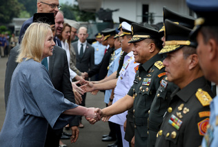 Pracovní cestu po jihovýchodní Asii zahájila ministryně Černochová v Jakartě, kde se uskutečnilo oficiální přijetí u ministra obrany Sjafrie Sjamsoeddina. 