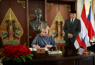 Pracovní cestu po jihovýchodní Asii zahájila ministryně Černochová v Jakartě, kde se uskutečnilo oficiální přijetí u ministra obrany Sjafrie Sjamsoeddina. 
