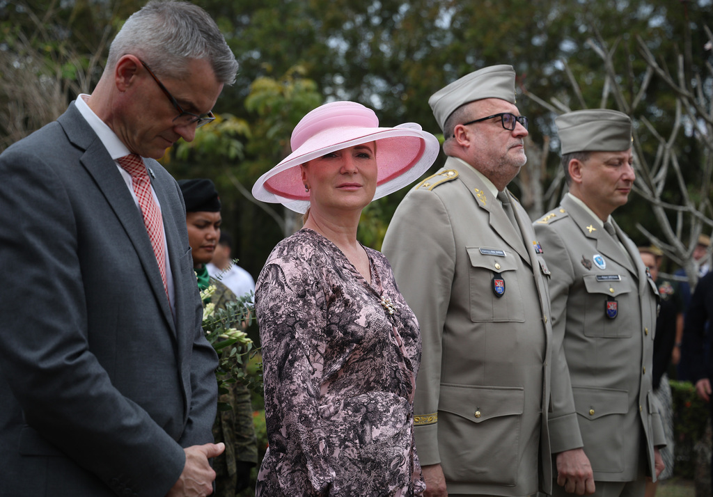 Památku Čechoslováků, kteří zahynuli před 80 lety při obraně Filipín, uctila ministryně obrany u památníku Capas National Shrine v provincii Tarlac. 