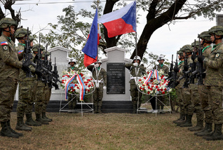 Památku Čechoslováků, kteří zahynuli před 80 lety při obraně Filipín, uctila ministryně obrany u památníku Capas National Shrine v provincii Tarlac. 