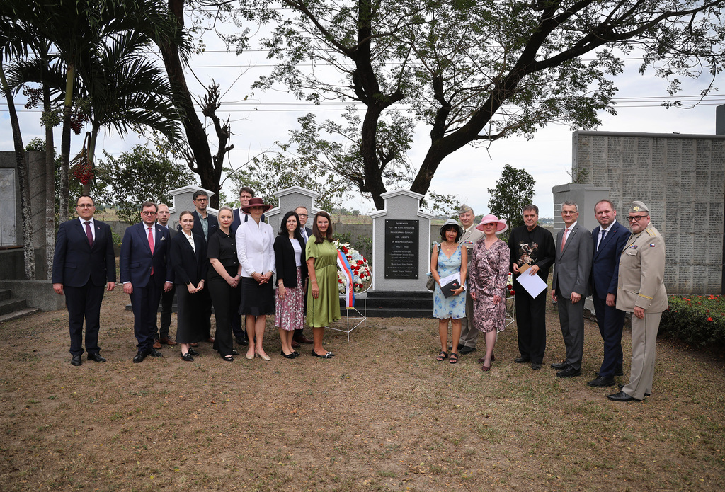 Památku Čechoslováků, kteří zahynuli před 80 lety při obraně Filipín, uctila ministryně obrany u památníku Capas National Shrine v provincii Tarlac. 