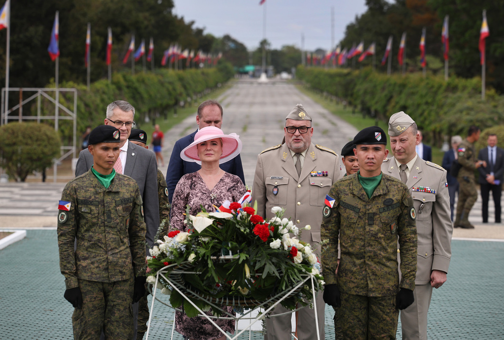 Památku Čechoslováků, kteří zahynuli před 80 lety při obraně Filipín, uctila ministryně obrany u památníku Capas National Shrine v provincii Tarlac. 