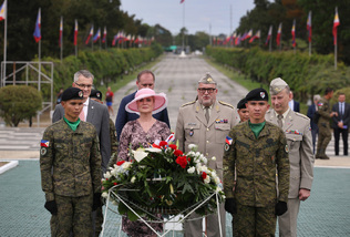 Památku Čechoslováků, kteří zahynuli před 80 lety při obraně Filipín, uctila ministryně obrany u památníku Capas National Shrine v provincii Tarlac. 