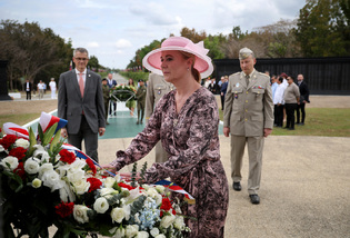 Památku Čechoslováků, kteří zahynuli před 80 lety při obraně Filipín, uctila ministryně obrany u památníku Capas National Shrine v provincii Tarlac. 