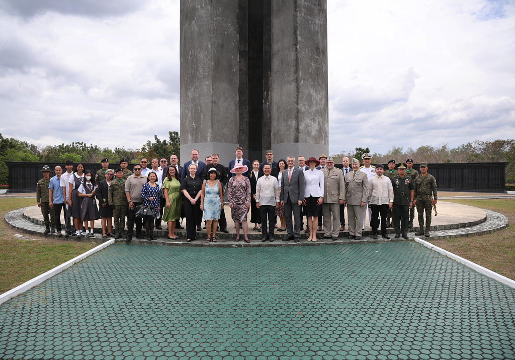 Památku Čechoslováků, kteří zahynuli před 80 lety při obraně Filipín, uctila ministryně obrany u památníku Capas National Shrine v provincii Tarlac. 