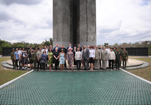 Památku Čechoslováků, kteří zahynuli před 80 lety při obraně Filipín, uctila ministryně obrany u památníku Capas National Shrine v provincii Tarlac. 