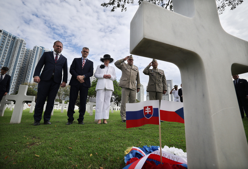 Česká delegace navštívila také Americký hřbitov v Manile, kde je uloženo 17 206 ostatků padlých během 2. světové války. Jsou zde i ostatky dvou ze sedmi padlých dobrovolníků z Československa, Pavla Fuchse a Leo Hermanna a amerického vojáka českého původu Charlese Stejskala.