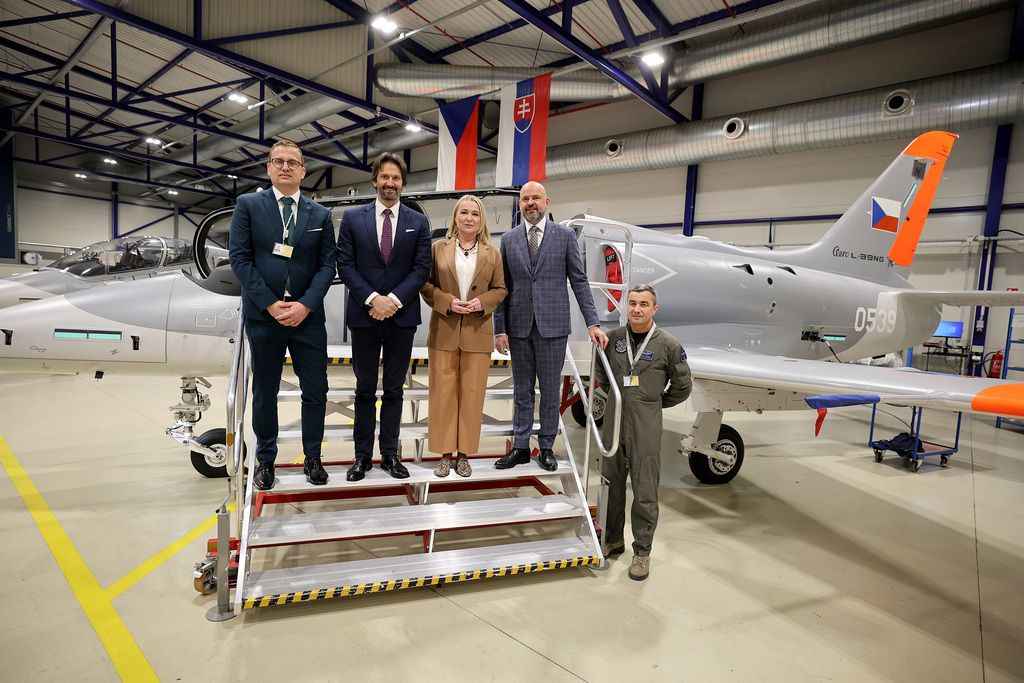 Ministři obrany ČR a SR v Aero Vodochody
