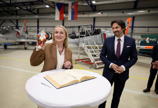 Ministryně obrany Jana Černochová v Aeru Vodochody