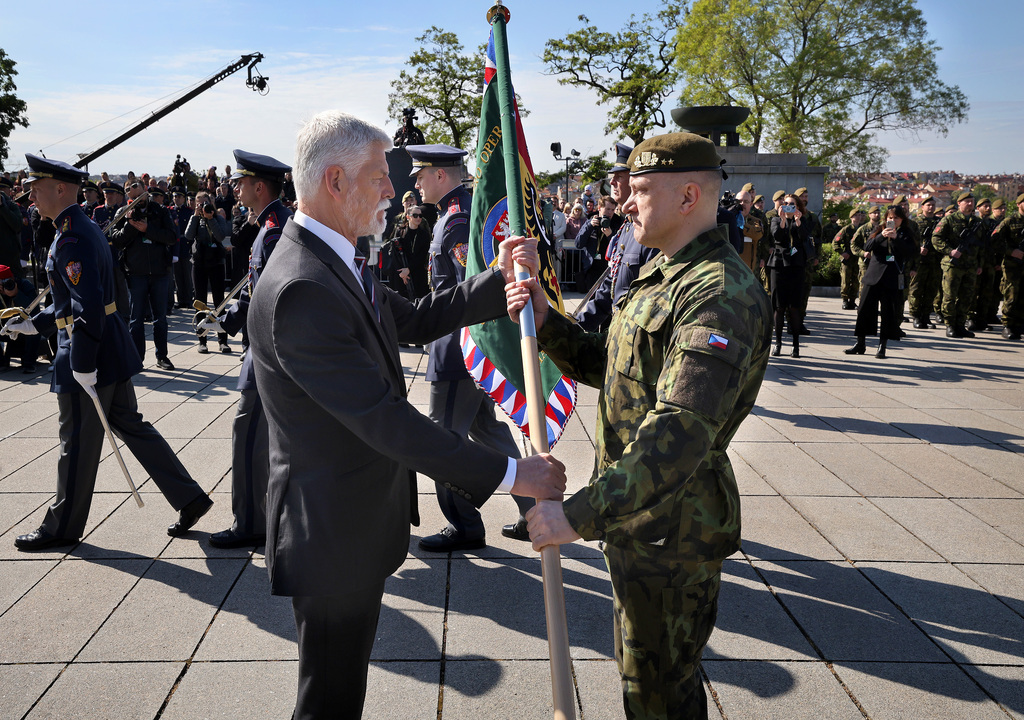 Prezident republiky u této příležitosti propůjčil Velitelství pro operace Armády ČR bojový prapor. 