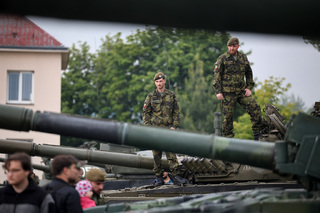 Ilustrační obrázek ke článkuOd T-55 po Leopardy. Tankový prapor slaví 30 let, od ministryně převzal vyznamenání