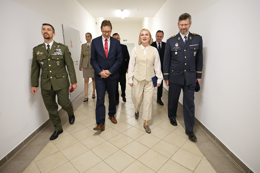 Čerstvým vojenským lékařům a záchranářům přijela poblahopřát i ministryně obrany