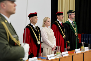 Čerstvým vojenským lékařům a záchranářům přijela poblahopřát i ministryně obrany