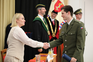 Čerstvým vojenským lékařům a záchranářům přijela poblahopřát i ministryně obrany