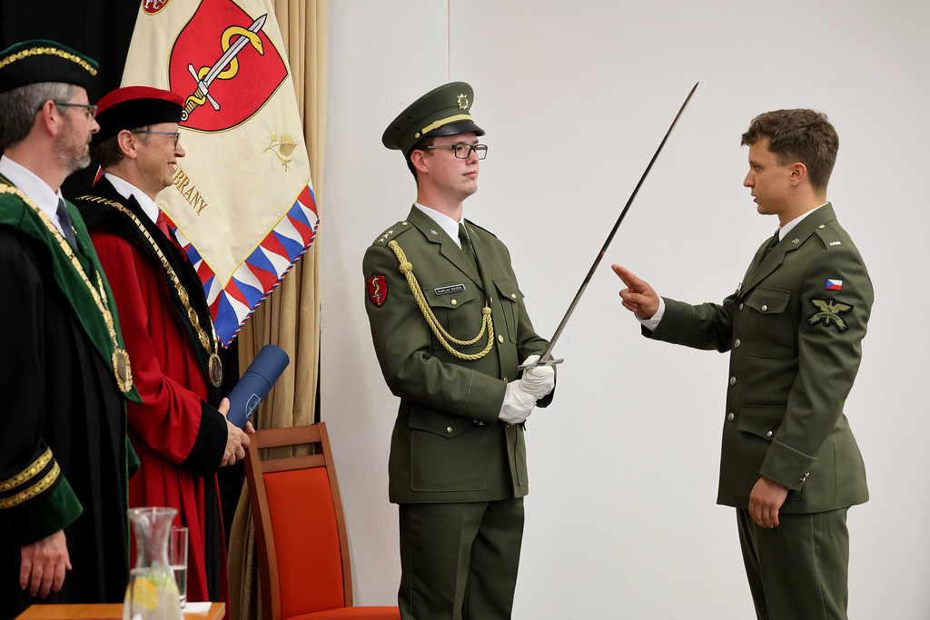 Čerstvým vojenským lékařům a záchranářům přijela poblahopřát i ministryně obrany
