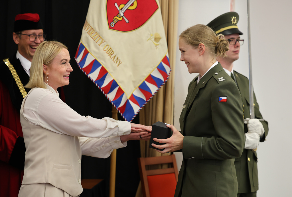 Čerstvým vojenským lékařům a záchranářům přijela poblahopřát i ministryně obrany