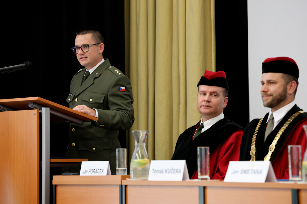 Čerstvým vojenským lékařům a záchranářům přijela poblahopřát i ministryně obrany