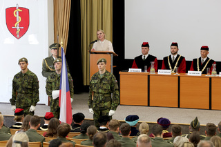 Čerstvým vojenským lékařům a záchranářům přijela poblahopřát i ministryně obrany