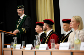 Čerstvým vojenským lékařům a záchranářům přijela poblahopřát i ministryně obrany