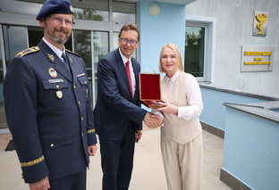 Čerstvým vojenským lékařům a záchranářům přijela poblahopřát i ministryně obrany