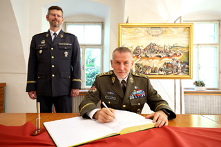 Univerzita obrany vyřadila téměř dvě stovky absolventů