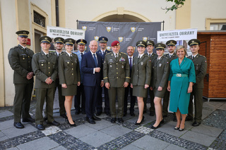Univerzita obrany vyřadila téměř dvě stovky absolventů