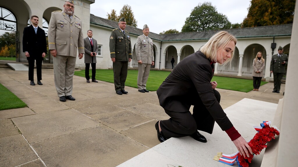 Ministryně obrany v Londýně uctila památku Čechoslováků v RAF