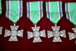 U příležitosti státního svátku 28. října udělila ministryně obrany Jana Černochová resortní vyznamenání. 