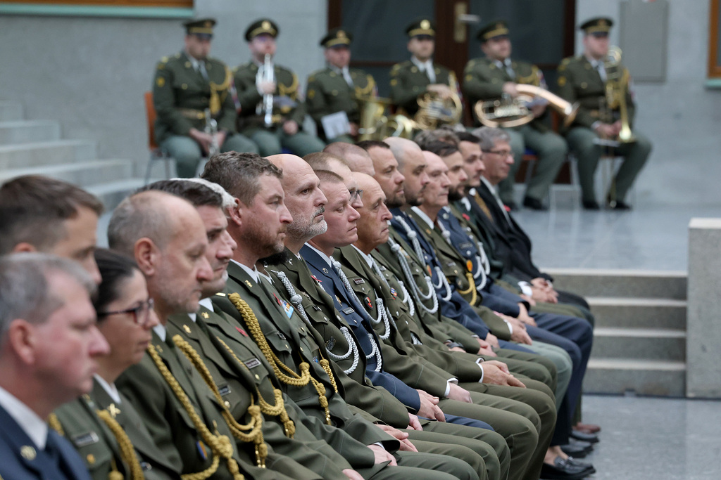 Přesně takové vojáky a občany ČR potřebuje, poděkovala držitelům resortních vyznamenání ministryně obrany