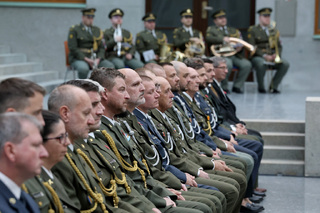 Přesně takové vojáky a občany ČR potřebuje, poděkovala držitelům resortních vyznamenání ministryně obrany